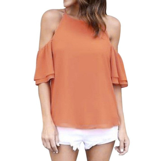 Hermosa blusa de shiffon, mangas holgadas y hombros descubiertos.