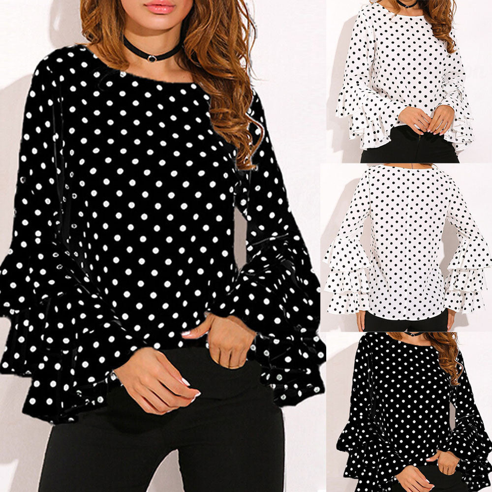 Blusa manga larga en campana con lunares, elegante y casual.