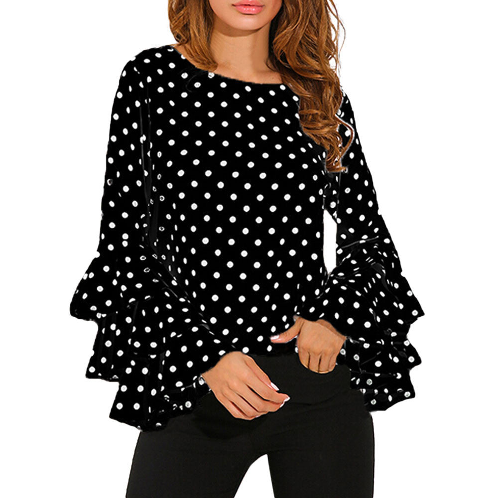 Blusa manga larga en campana con lunares, elegante y casual.