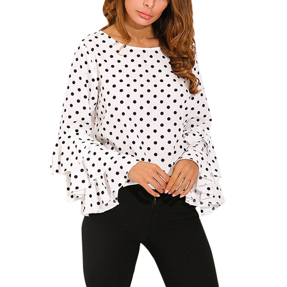 Blusa manga larga en campana con lunares, elegante y casual.