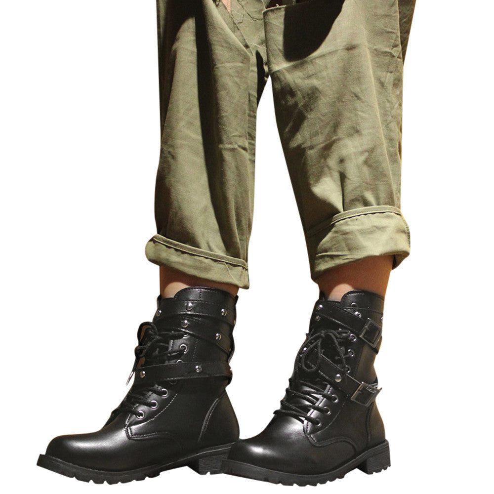 Botas de mujer tipo militar.