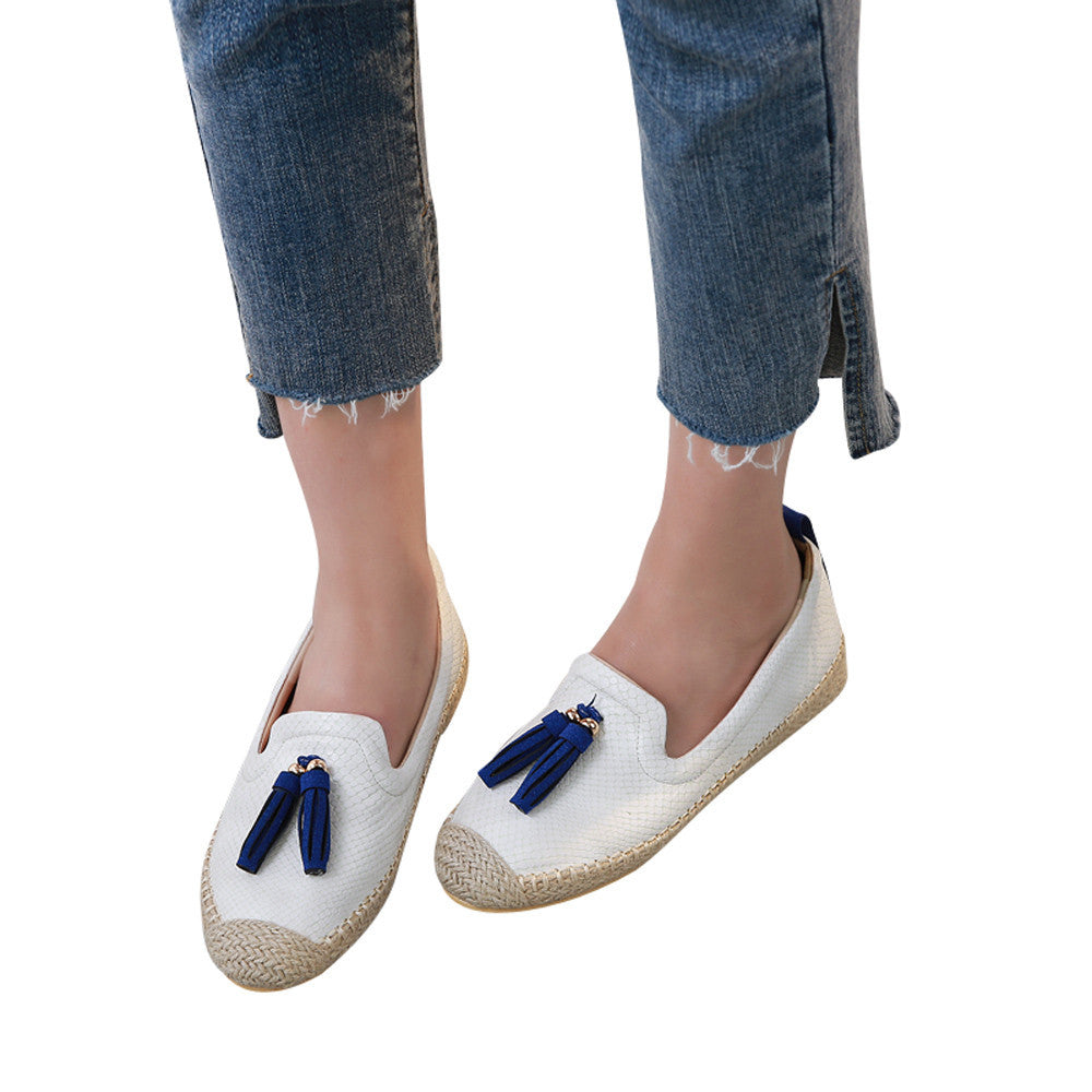 Cómodas zapatillas con borlas al frente.