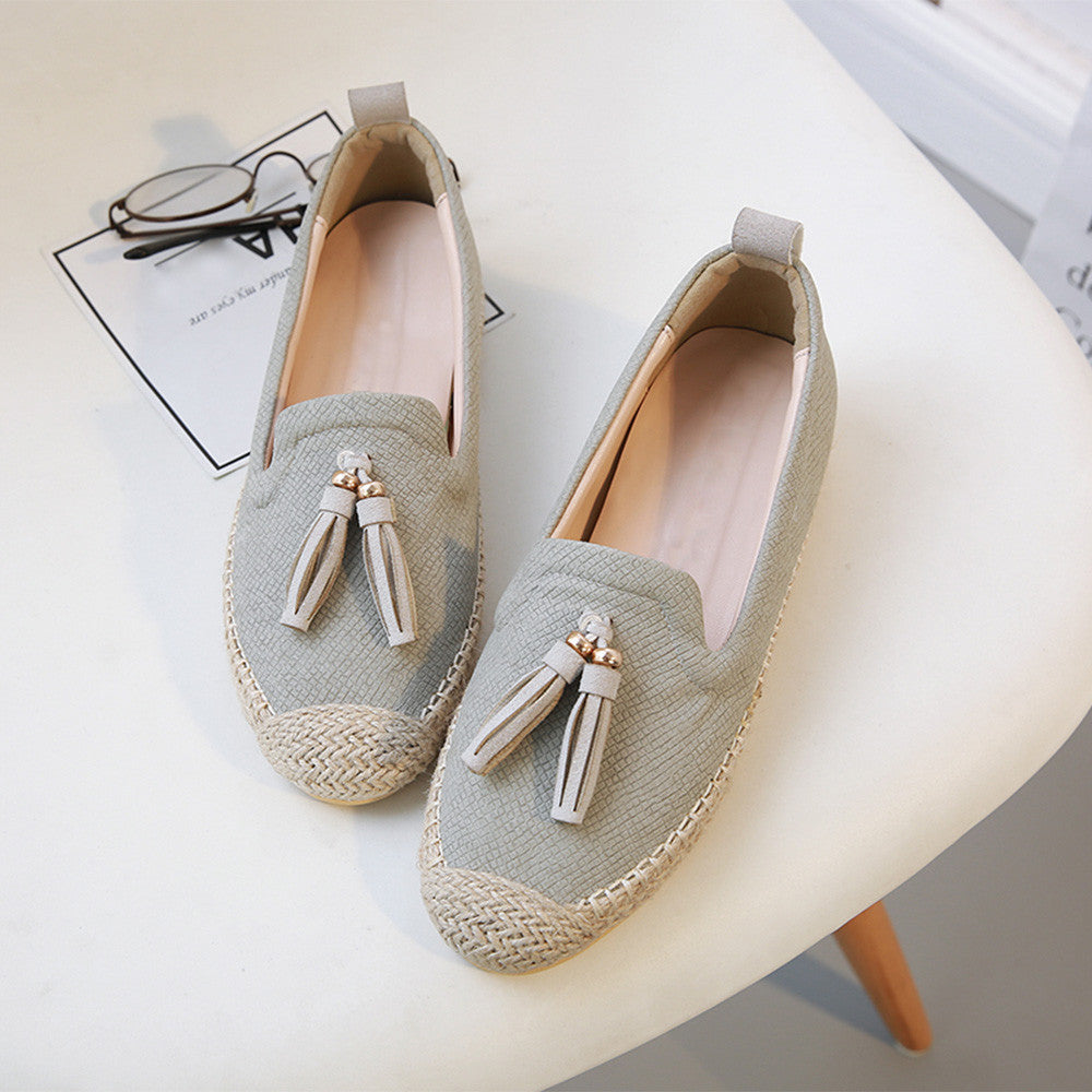 Cómodas zapatillas con borlas al frente.