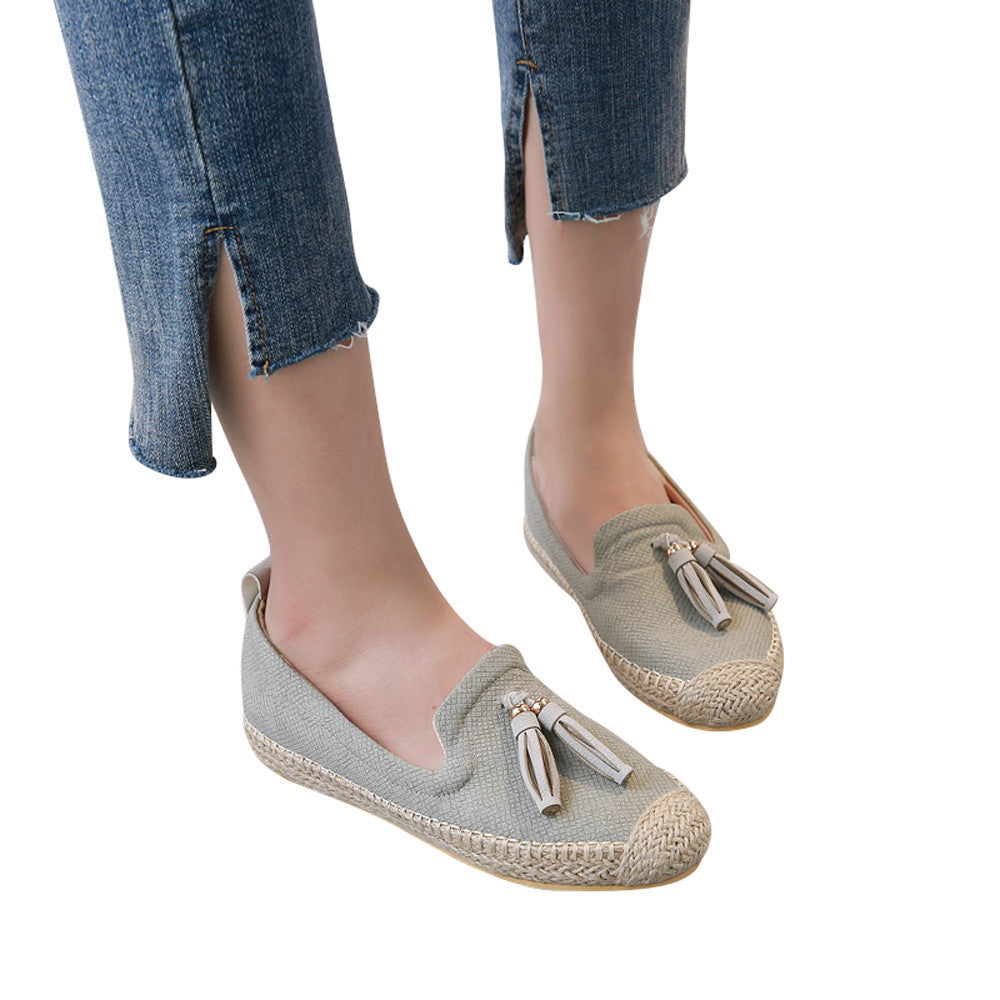 Cómodas zapatillas con borlas al frente.