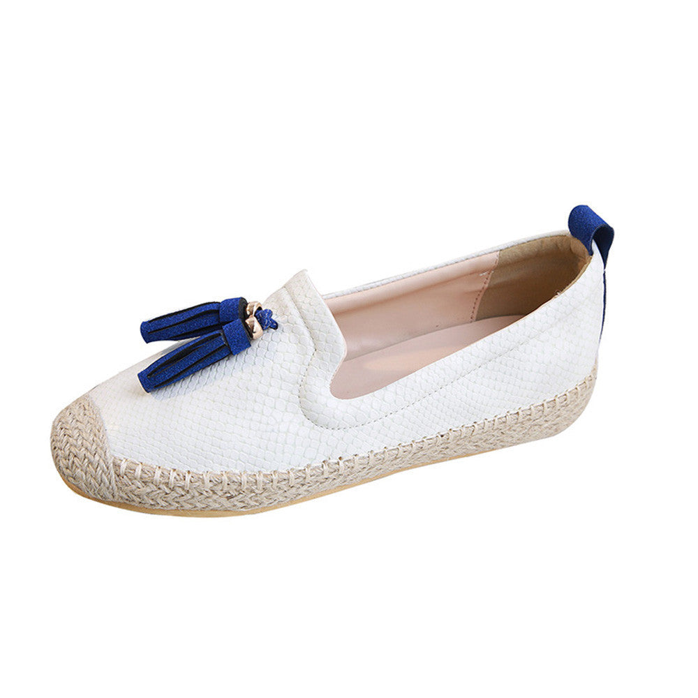 Cómodas zapatillas con borlas al frente.