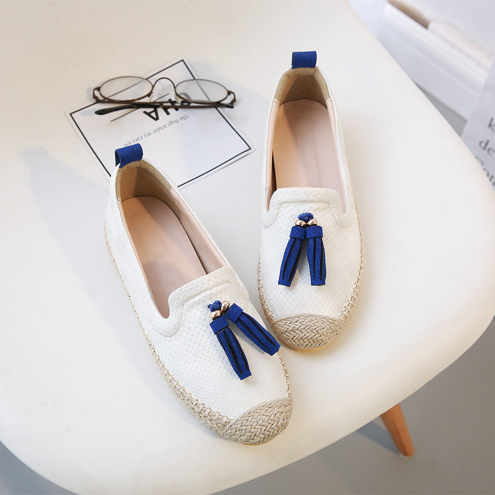 Cómodas zapatillas con borlas al frente.