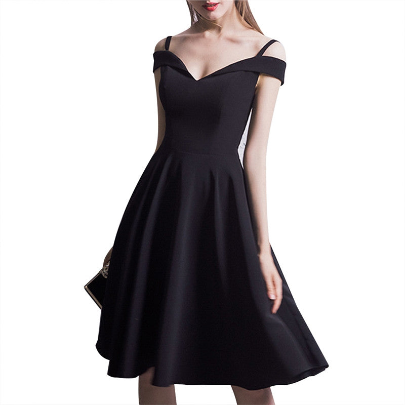 Vestido elegante color negro, sobrio y moderno, excelente para fiestas formales.