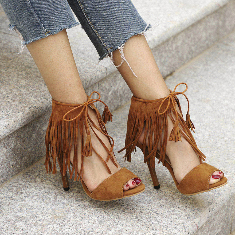 Preciosas sandalias altas de amarre al frente.