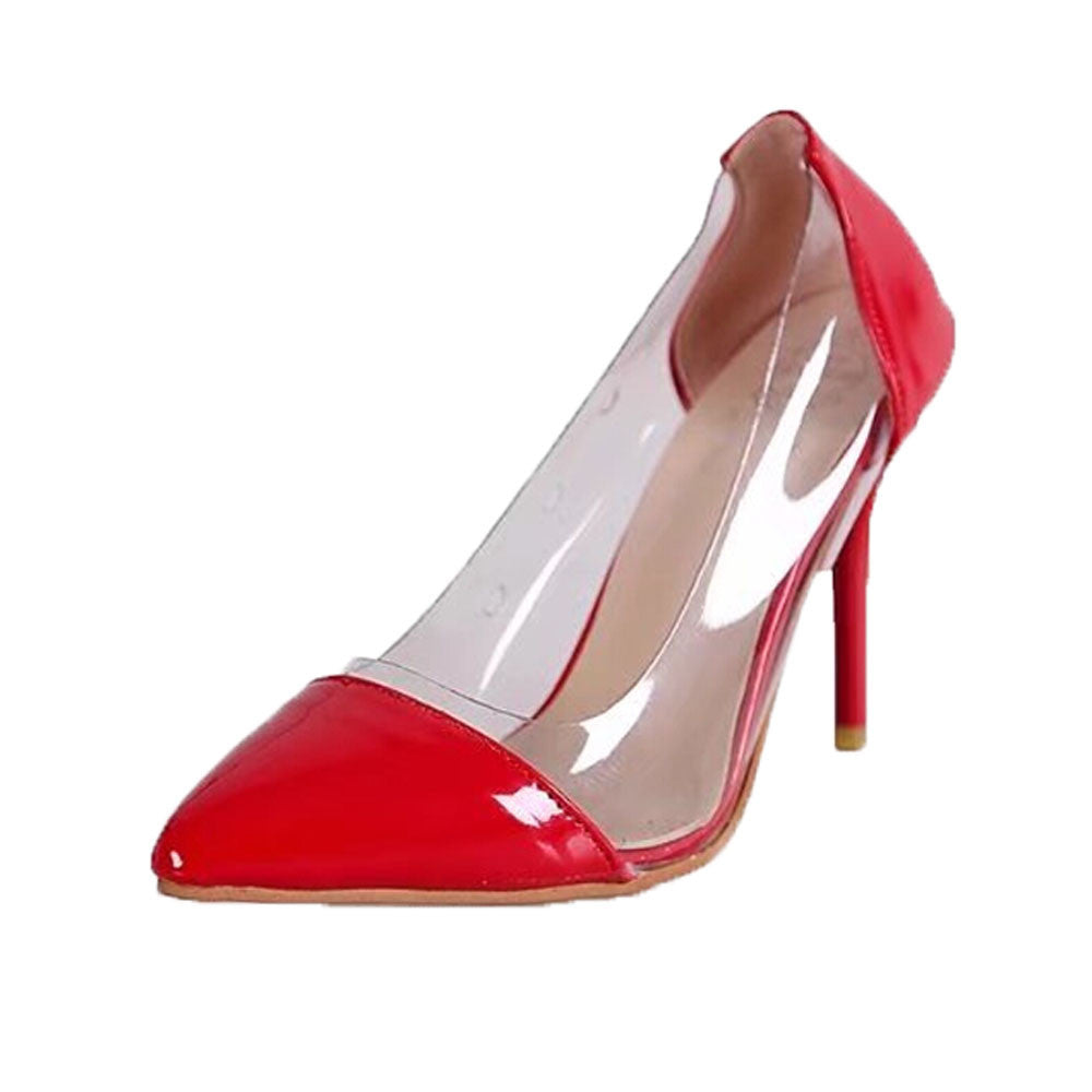 Zapatos de tacón alto transparentes.