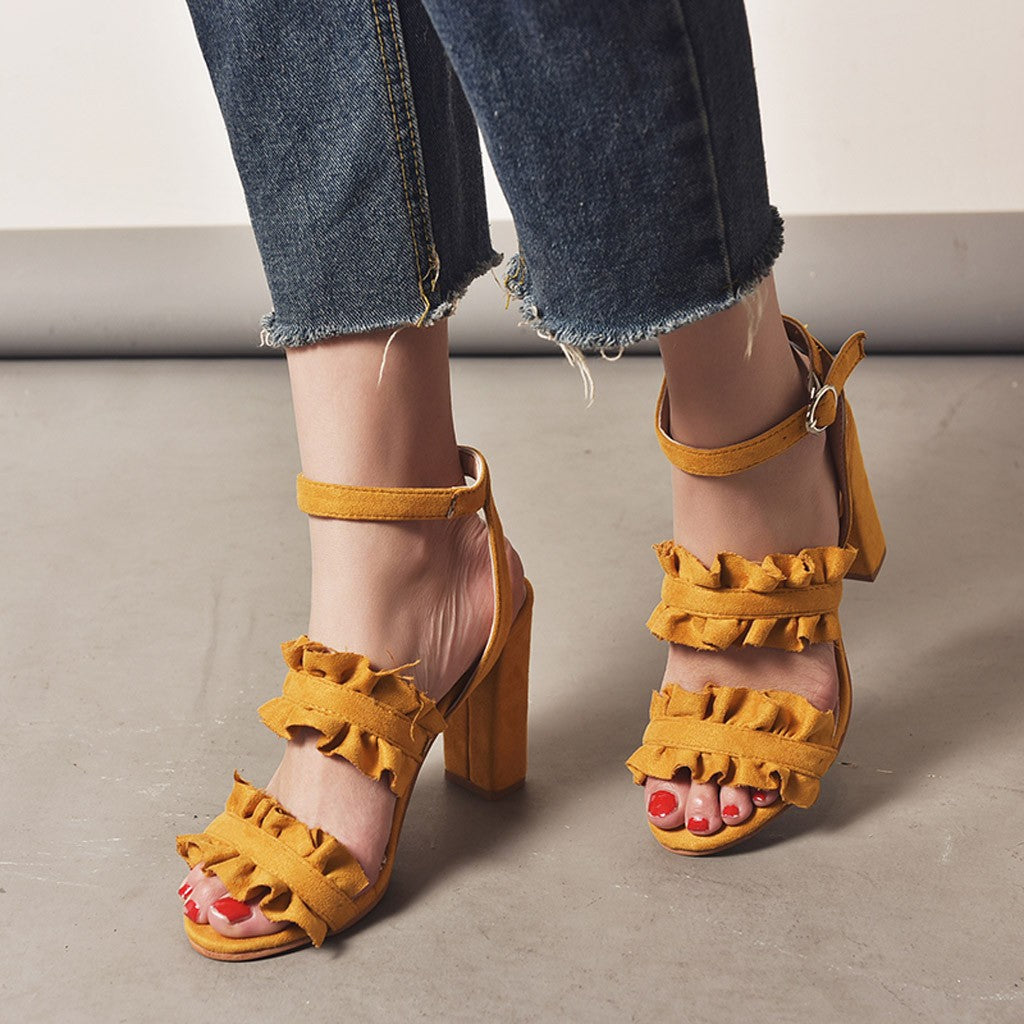 Lindas sandalias de volantes