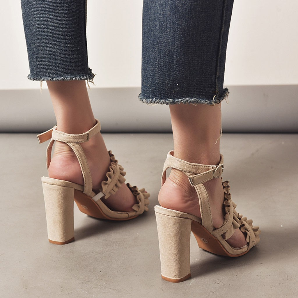 Lindas sandalias de volantes